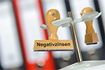 Stempel mit Aufschrift Negativzinsen